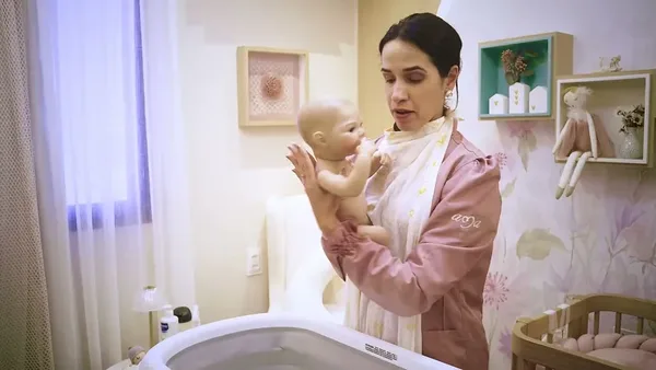 Mariana Gonçalves ensinando com um bebê